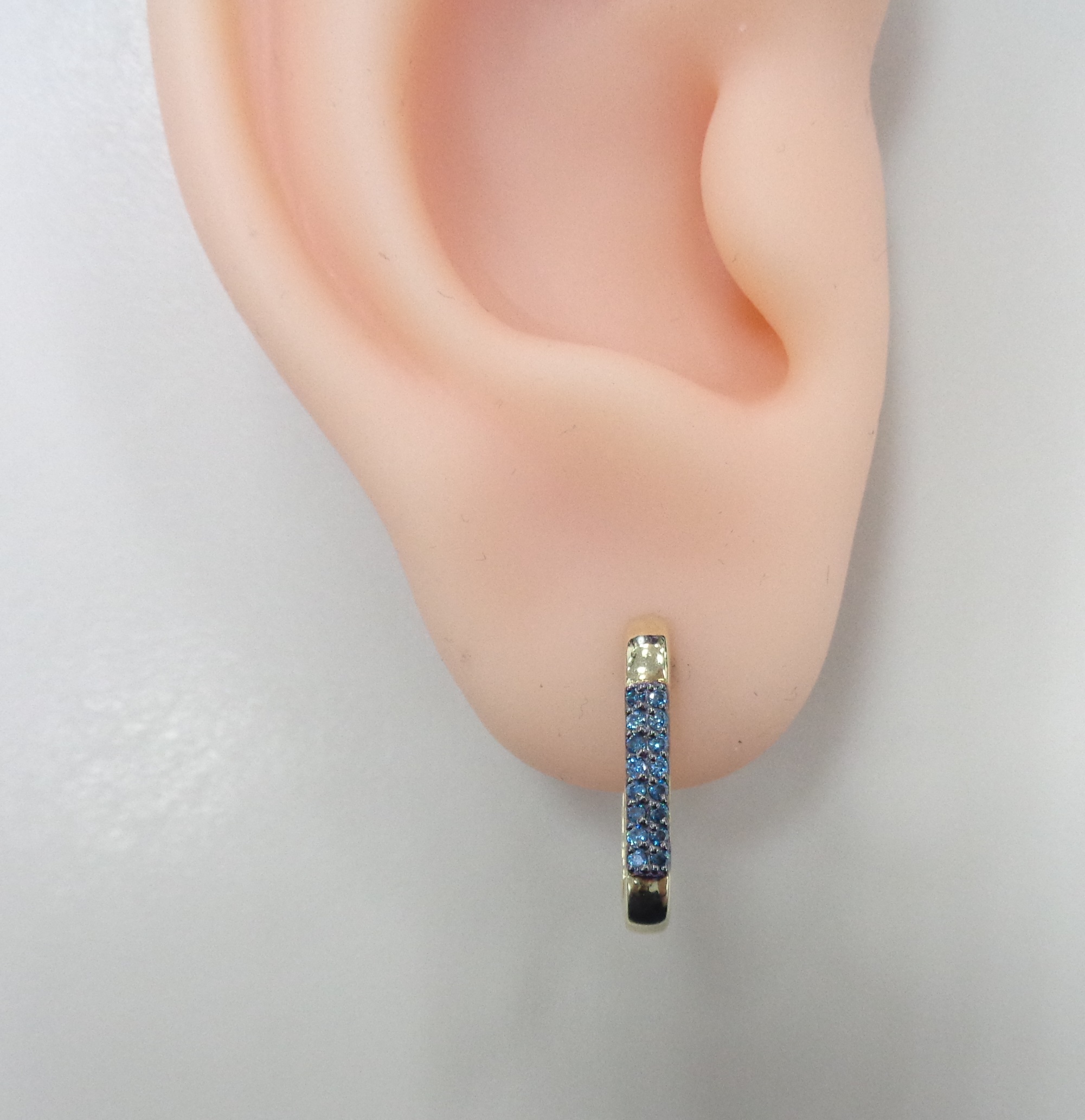 Серьги-пусеты из желтого золота с голубыми бриллиантами